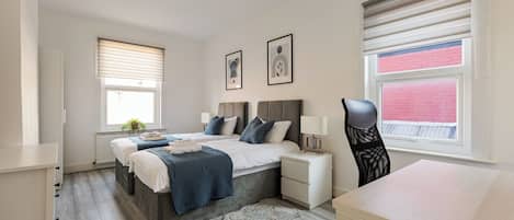 4 Schlafzimmer, Schreibtisch, Bügeleisen/Bügelbrett, WLAN