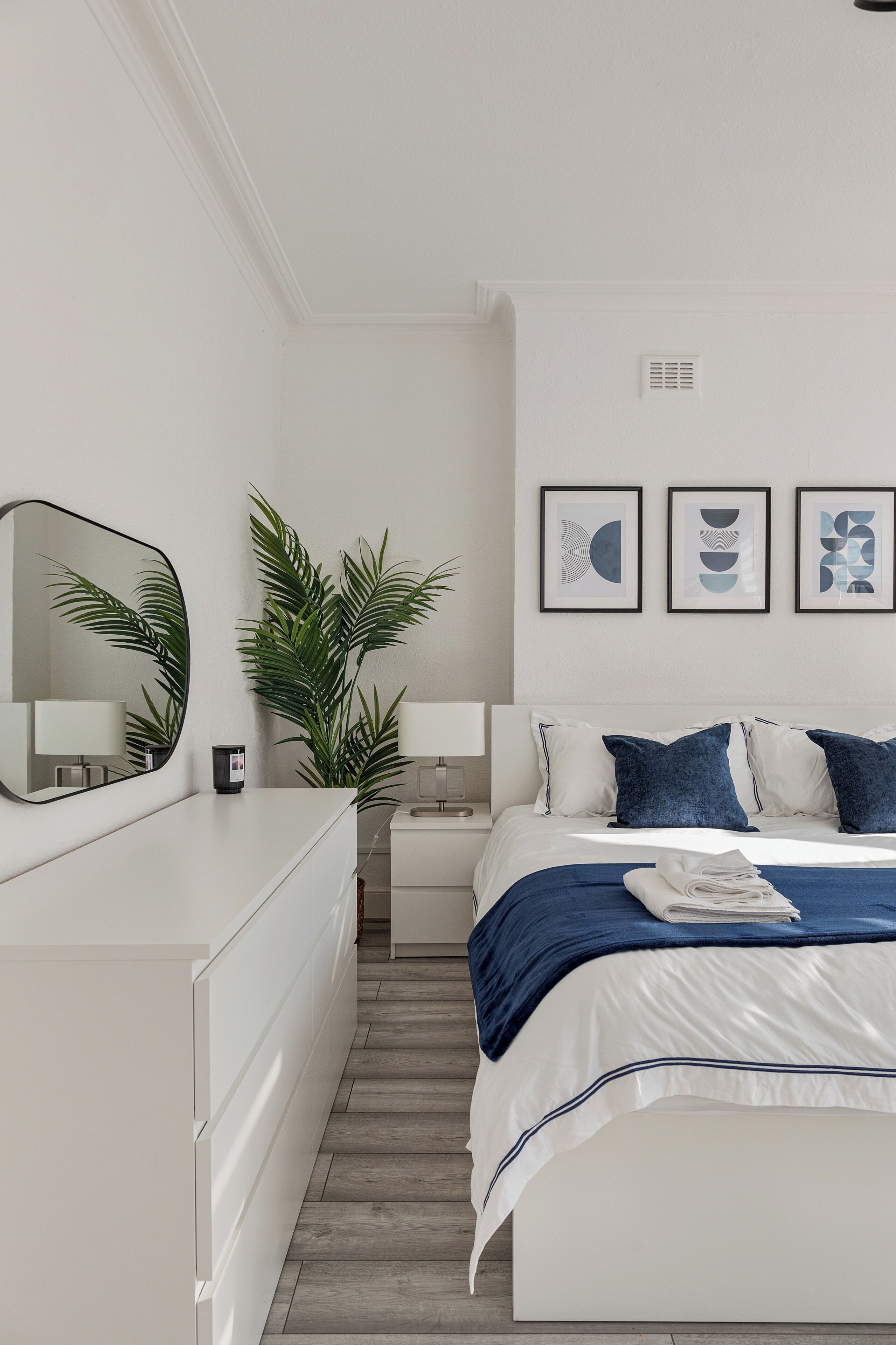 4 habitaciones, escritorio, tabla de planchar con plancha y wifi 