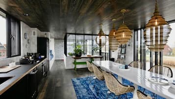 Fridge, oven, dishwasher, coffee/tea maker