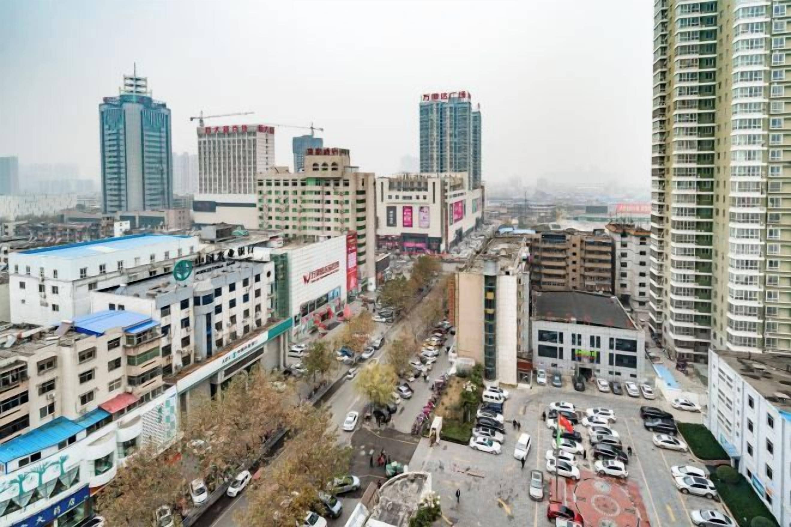 Un paysage urbain avec de hauts immeubles, une rue animée et une vue dégagée sur l’environnement urbain.