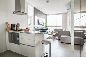 Refrigerador, microondas, placa de cocina, cafetera/tetera