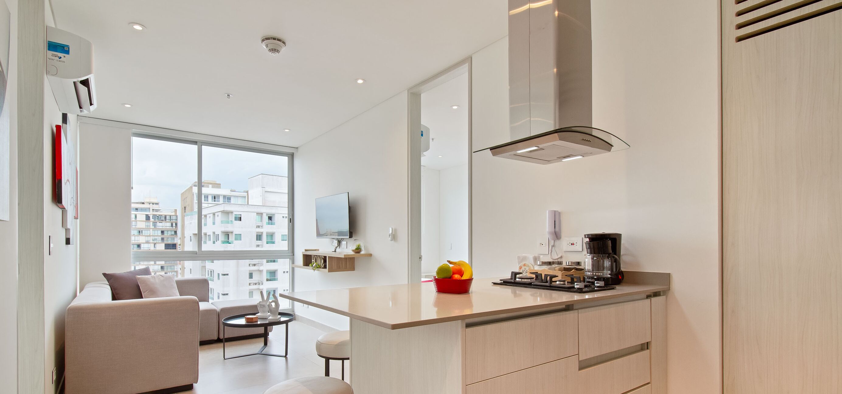 Departamento Deluxe | Cocina privada | Refrigerador, microondas, parrilla de estufa y cafetera y tetera 