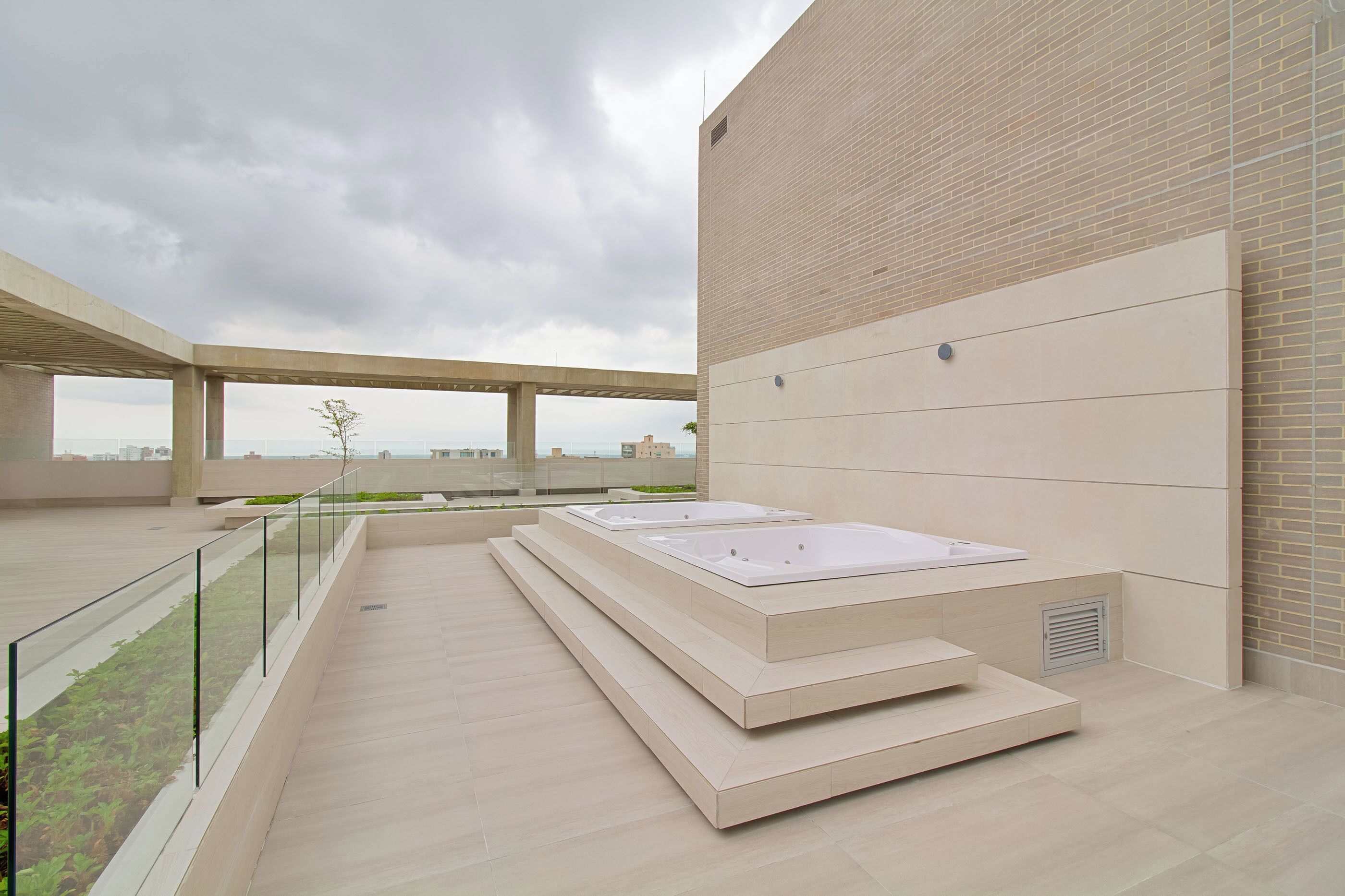 Outdoor spa tub