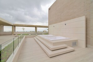 Outdoor spa tub - Distrito 90 By Hostpro (Barranquilla)