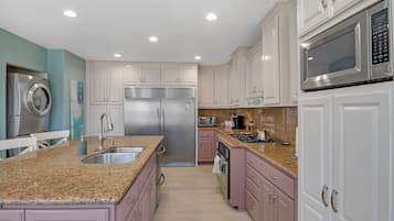 Geladeira, micro-ondas, fogão, cooktop