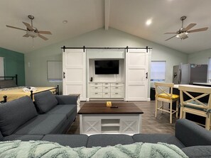 Smart TV, computer monitors - Cheerful 6-Bedroom Villa by the sea with hot tub (Los Angeles)