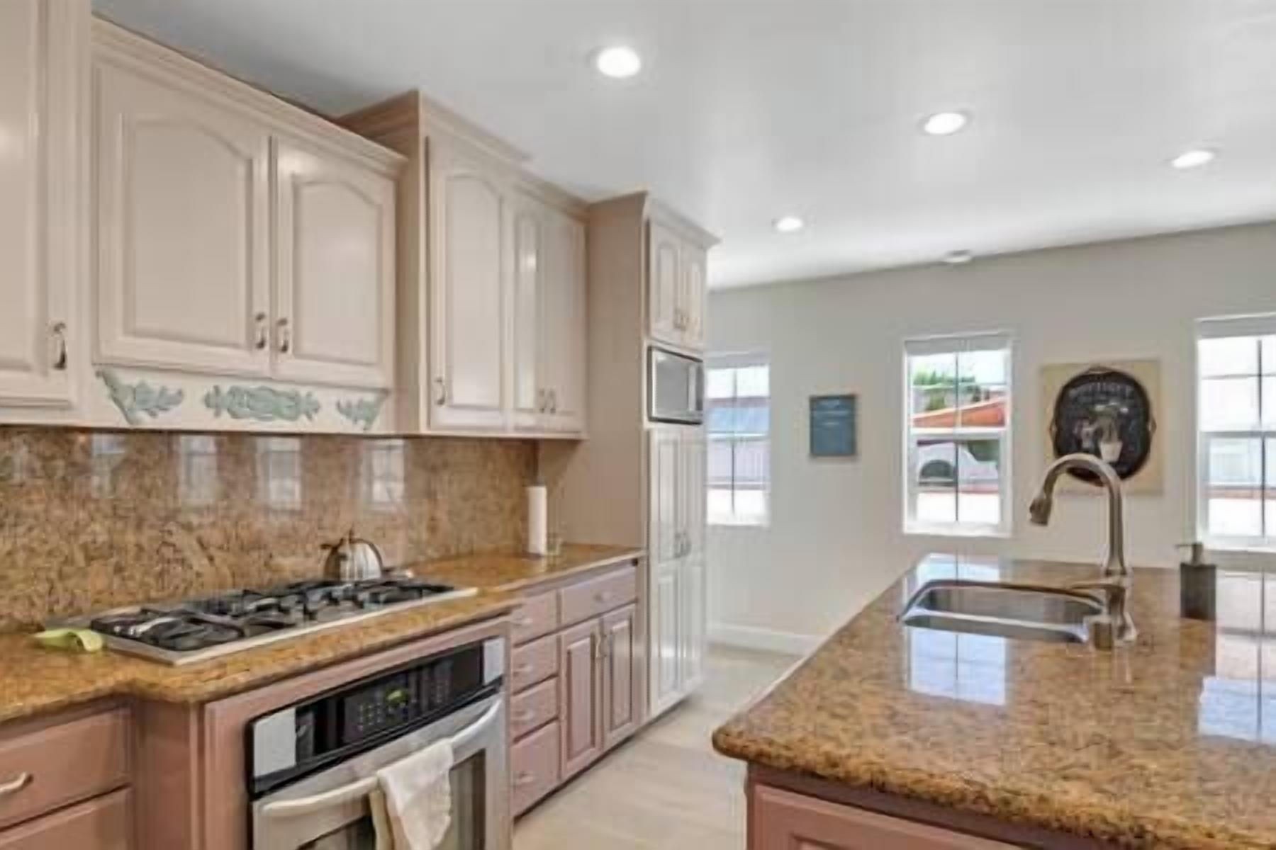 冷蔵庫、電子レンジ、オーブン、コンロ