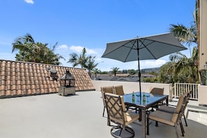 Outdoor dining - Cheerful 6-Bedroom Villa by the sea with hot tub (Los Angeles)