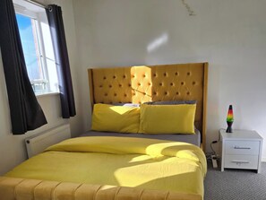 2 slaapkamers, een strijkplank/strijkijzer, internet, beddengoed