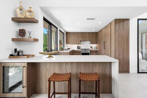 Réfrigérateur, four à micro-ondes, un four, surface de cuisson