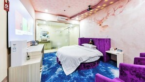 Une chambre à coucher avec un lit, un bureau, une chaise et un ventilateur de plafond.