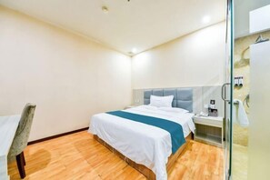A hotel room with a bed, bedside table, and a chair. - Huayi Hotel(Shijiazhuang Huai'an East Road) (Shijiazhuang)