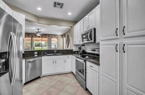 Fridge, microwave, oven, stovetop - The Oasis At Greenfield Lakes, Golf โณ๏ธ and Pool ๐โโ๏ธ. (Gilbert)