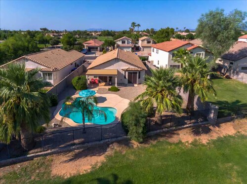 The Oasis At Greenfield Lakes, Golf ⛳️ and Pool 🏊‍♀️. 