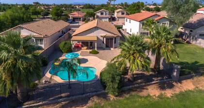 The Oasis At Greenfield Lakes, Golf ⛳️ and Pool 🏊♀️.