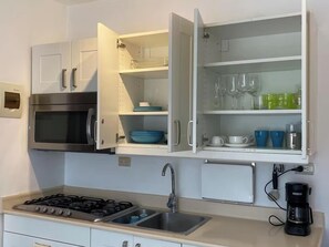 Réfrigérateur, micro-ondes, plaque de cuisson, cafetière/bouilloire