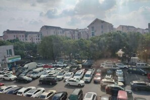 Free self parking - Jinqilin Hostel (Shanghai Waigaoqiao) (Shanghai)
