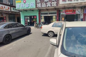 Une scène de rue avec une clinique et une bijouterie.
