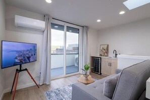Smart TV - Capitol Chill - Modern Luxury Townhouse (Seattle)