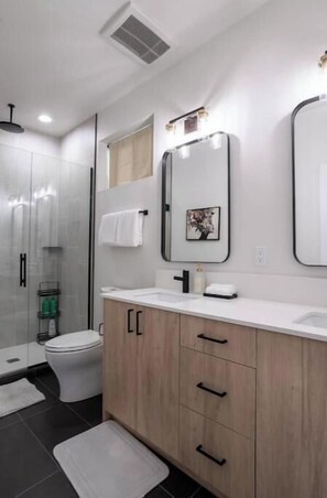 Shower, hair dryer, bidet, towels - Capitol Chill - Modern Luxury Townhouse (Seattle)