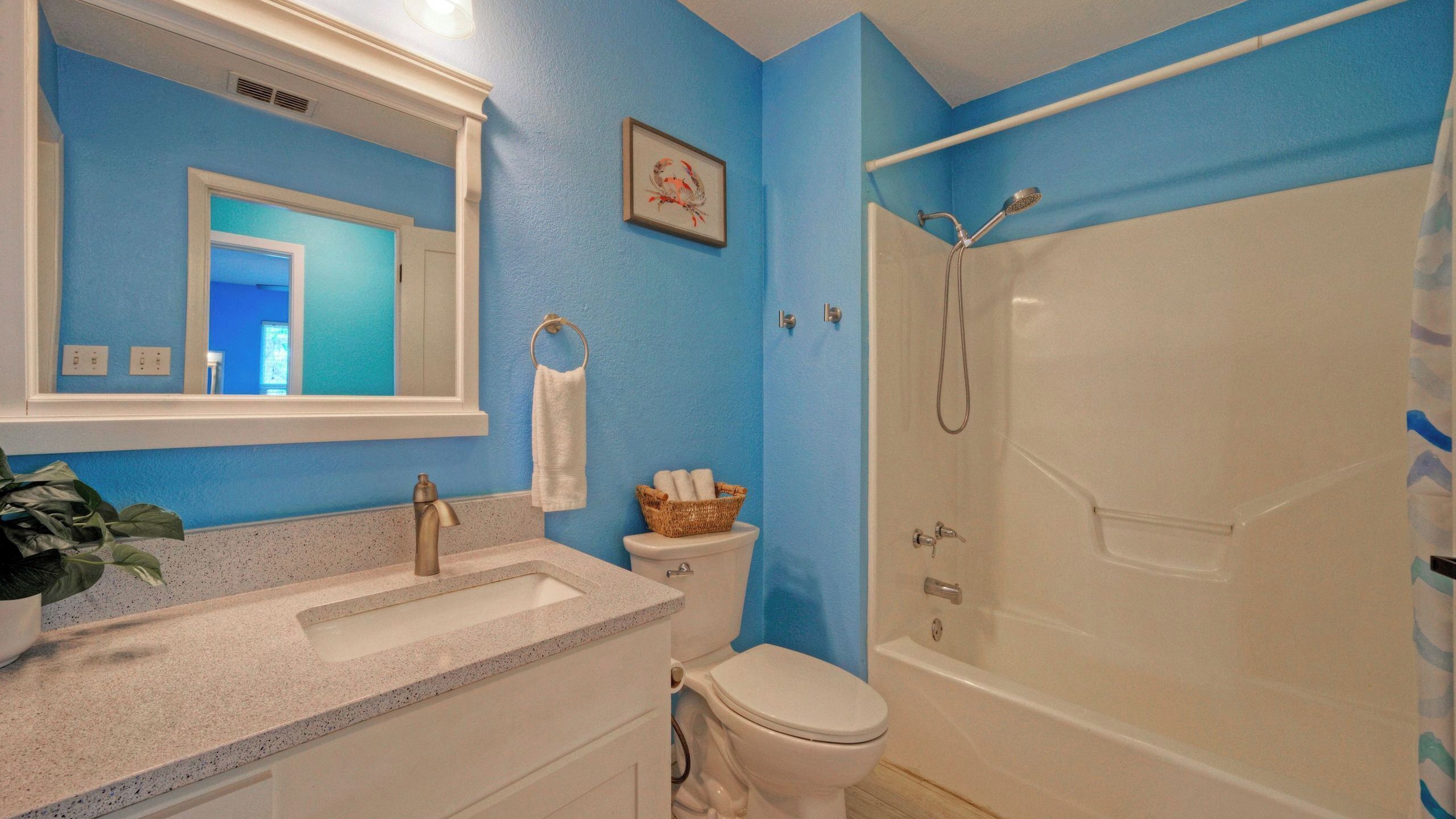 Un baño con lavabo, inodoro y ducha.