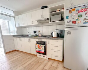 Familie appartement, uitzicht op het strand | Privékeuken | Een waterkoker