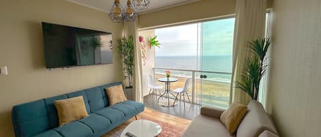 Departamento familiar, vista a la playa | Área de sala de estar | Televisión de pantalla plana