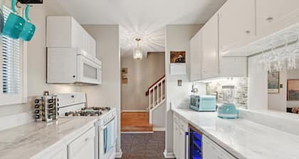 Charming 2-Bedroom Vintage Modern Condo in Midlothian with AC, Wi-Fi, Pool