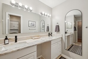 Hiustenkuivaaja, pyyhkeet, saippua, vessapaperi