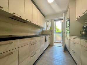 Een koelkast, een microgolfoven, een oven