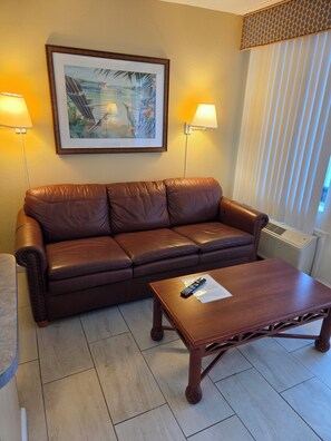 Living area - Relaxing Oceanfront 7th floor Condo 2-bath, sleeps  up to 4 (Daytona Beach)