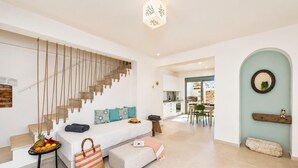 Ein modernes Interieur mit Treppe, Essbereich und Küche.