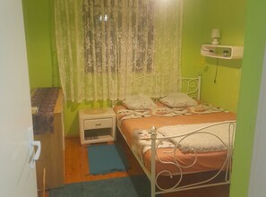 2 bedrooms, internet, bed sheets