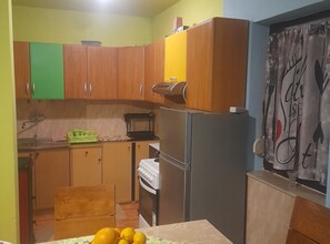 Kühlschrank, Mikrowelle, Herdplatte, Wasserkocher mit Kaffee-/Teezubehör