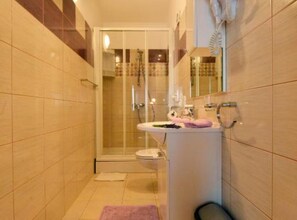 Een douche, een haardroger, handdoeken