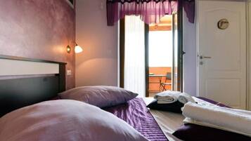 1 bedroom, iron/ironing board, internet, bed sheets