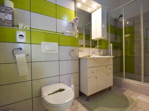 A bathroom with a toilet, sink, and shower. - Authentic Istrian Rooms for Unforgettable Stays - Triple Room (Vodnjan)