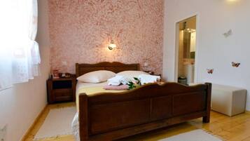 1 bedroom, iron/ironing board, internet, bed sheets