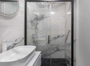 Shower, hair dryer, towels