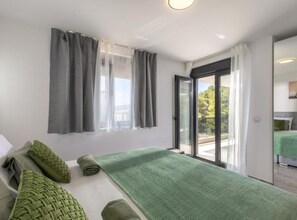 3 bedrooms, iron/ironing board, Internet, bed sheets