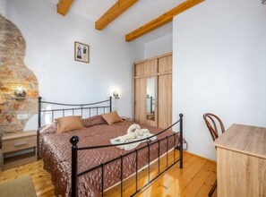 4 chambres, fer et planche à repasser, Wi-Fi, draps fournis