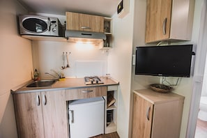 Fridge, microwave, coffee/tea maker, cookware/dishes/utensils - One Bedroom Mobile Home with Lake View (owner 4) (Catez ob Savi)