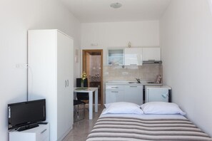 Ferros/tábuas de passar roupa, acesso à internet, roupa de cama