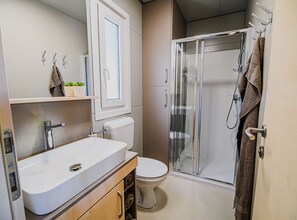 Shower, towels - Three Bedroom Mobile Home 15/021 (Catez ob Savi)
