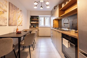 Jääkaappi, uuni, liesi, kahvin-/teenkeitin