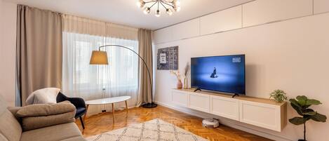 Una Smart TV, un reproductor estéreo