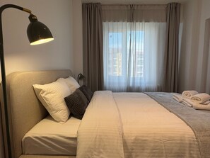 3 makuuhuonetta, työpöytä, silitysrauta/-lauta, vauvan matkasänky