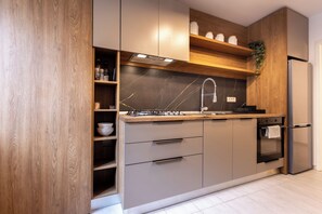 Jääkaappi, uuni, liesi, kahvin-/teenkeitin