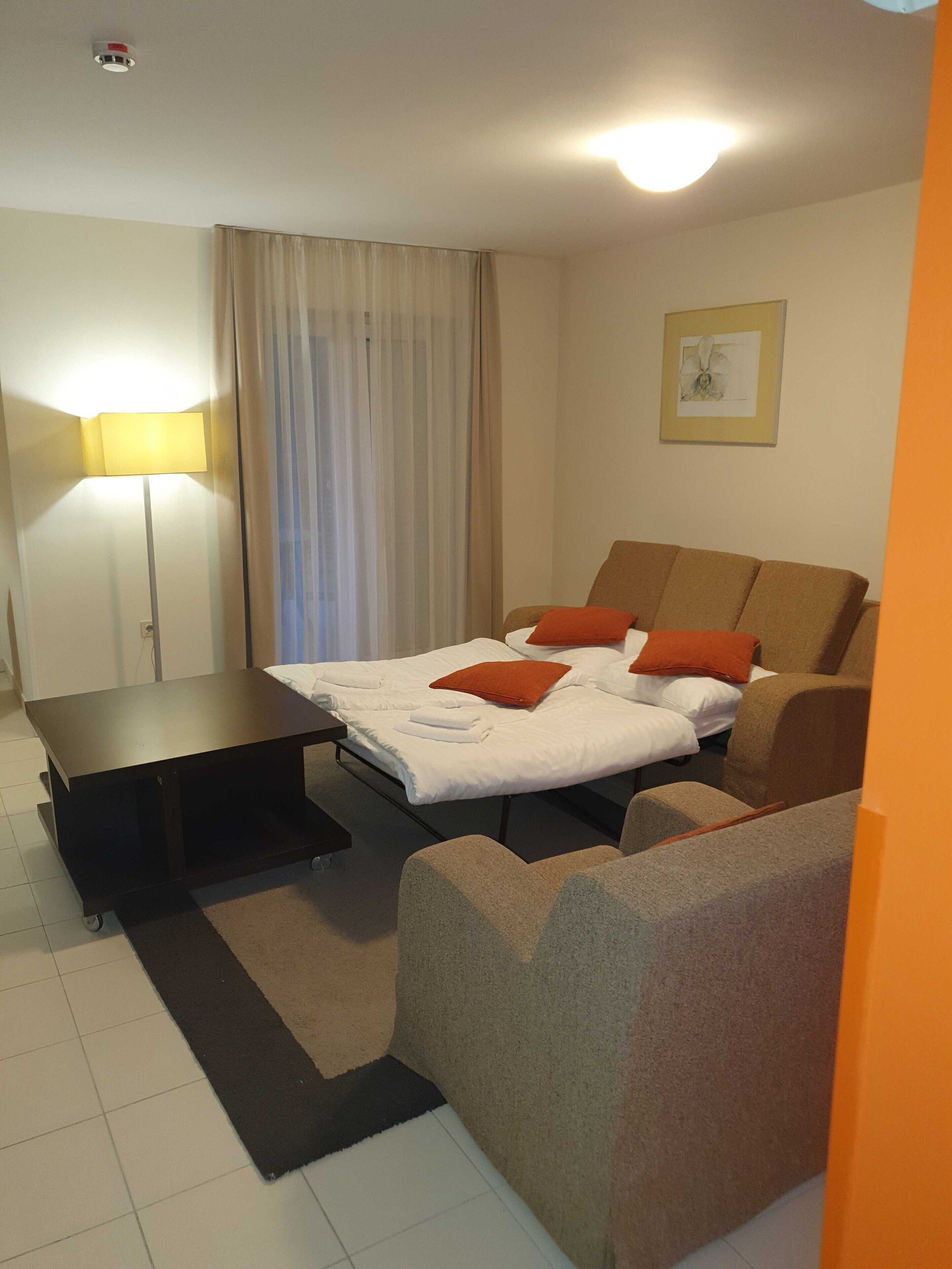 2 bedrooms, internet, bed sheets
