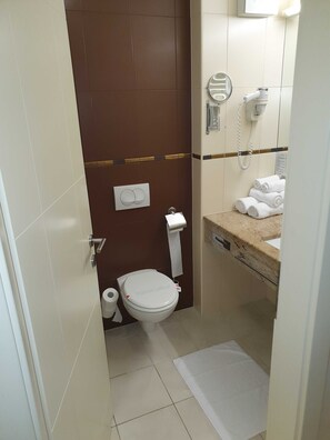 Ducha, secador de pelo, toallas